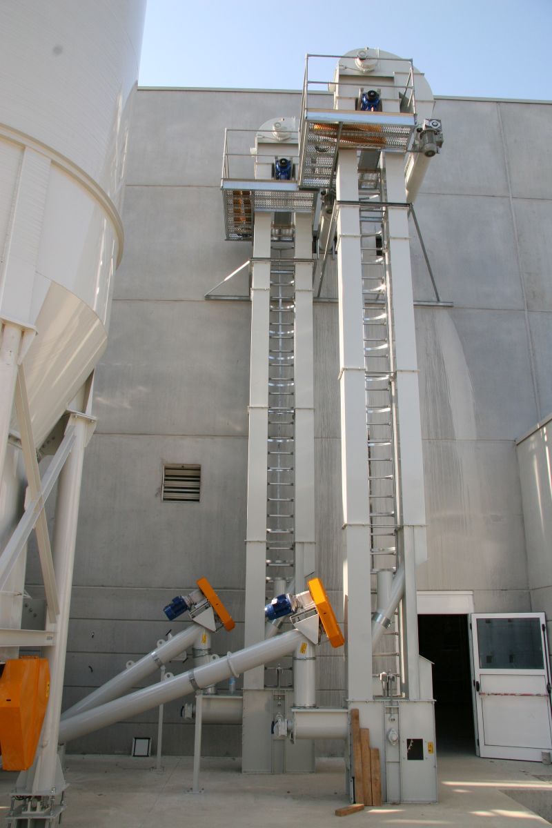 Vertical buckets elevator